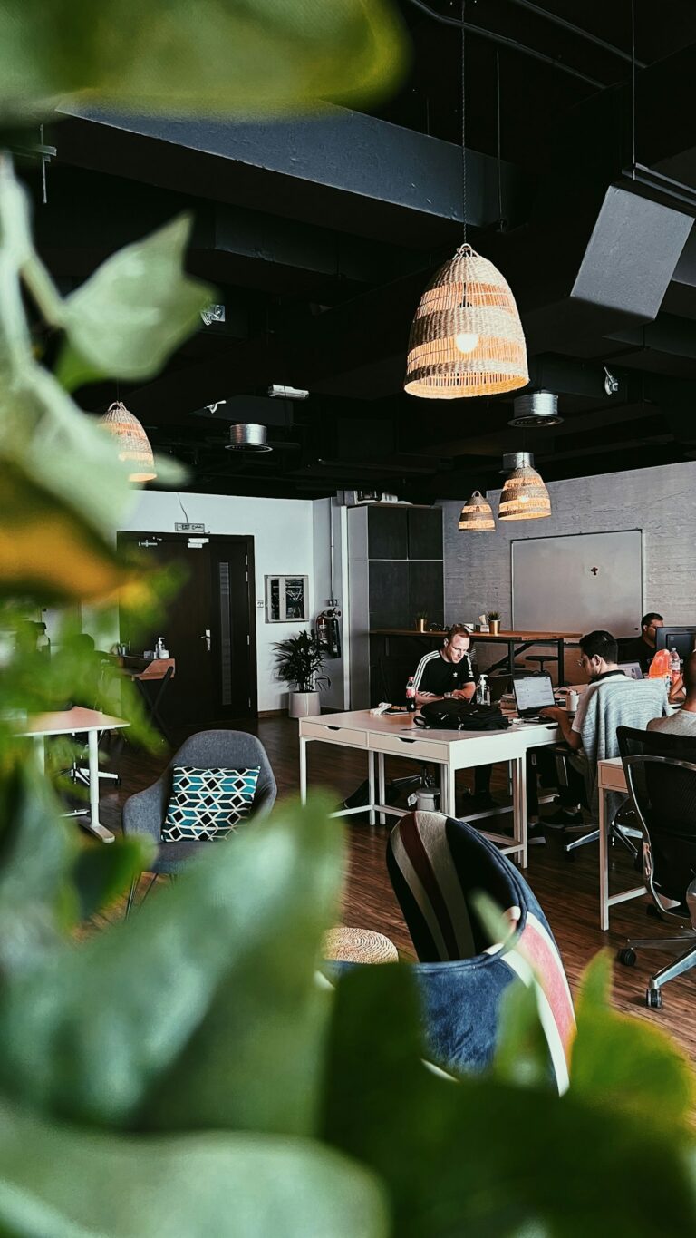 Équipe travaillant autour d'une table avec des ordinateurs