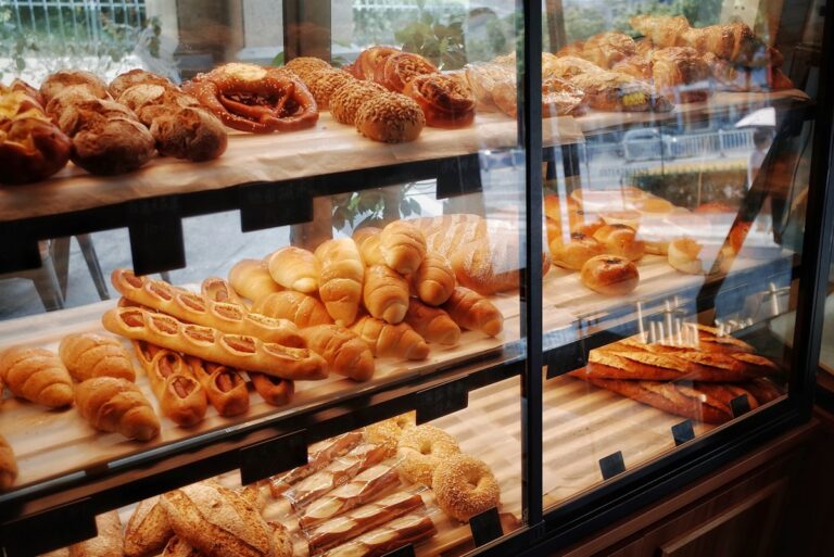 Pains exposés en vitrine de boulangerie