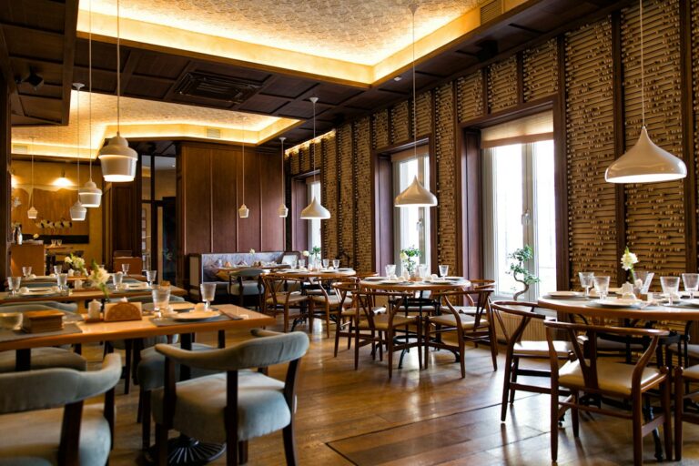 Salle de restaurant avec tables et chaises