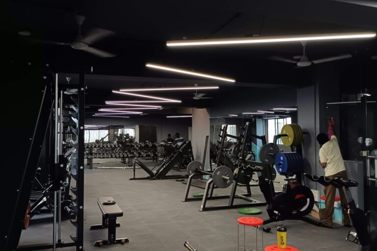 Salle de sport avec machines de musculation