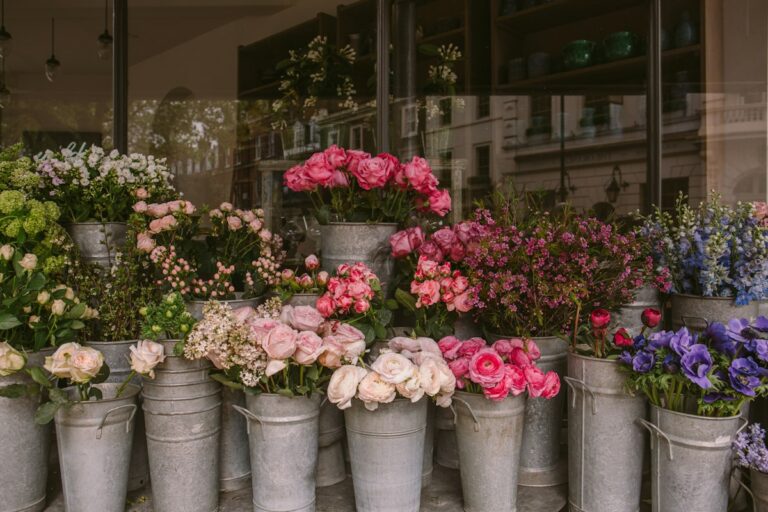 Fleurs roses dans un seau en métal