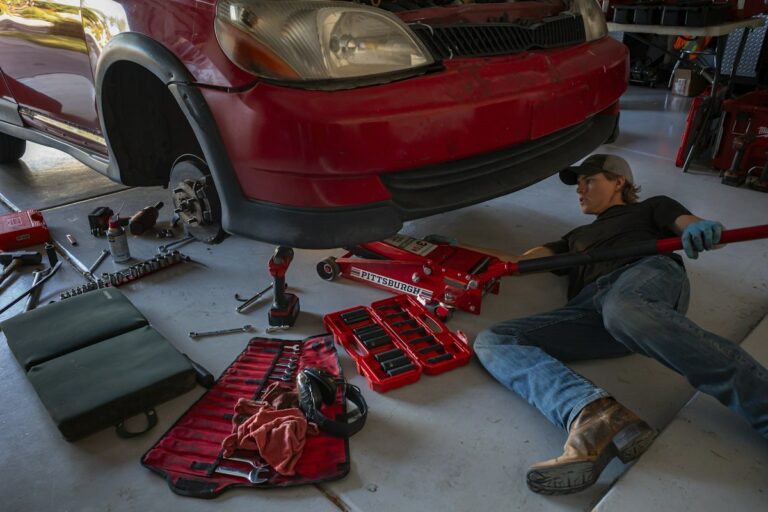 Mécanicien au travail dans un garage automobile